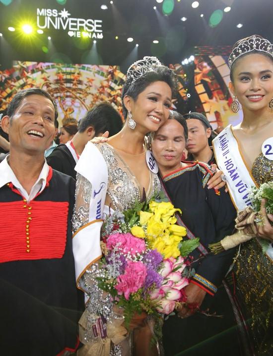 Chân dung 2 người mẹ đặc biệt amp;#34;ngấm ngầmamp;#34; giúp Hamp;#39;Hen Niê đạt top 5 Hoa hậu Hoàn vũ TG - 2