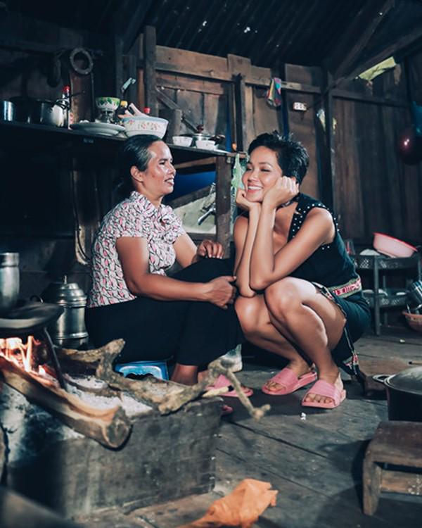 Chân dung 2 người mẹ đặc biệt amp;#34;ngấm ngầmamp;#34; giúp Hamp;#39;Hen Niê đạt top 5 Hoa hậu Hoàn vũ TG - 5