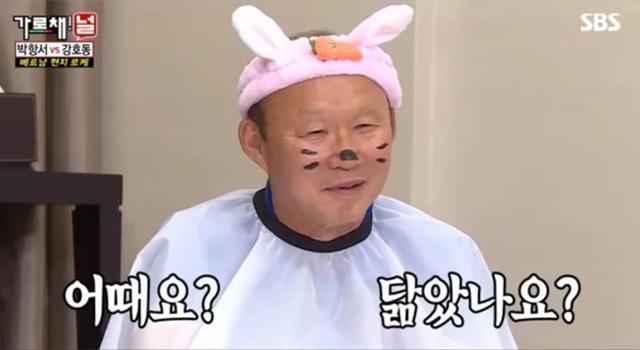 HLV Park Hang Seo hóa thỏ hồng siêu dễ thương trên sóng truyền hình Hàn Quốc - 2