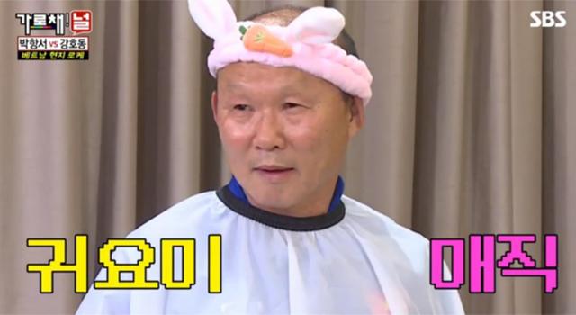 HLV Park Hang Seo hóa thỏ hồng siêu dễ thương trên sóng truyền hình Hàn Quốc - 1