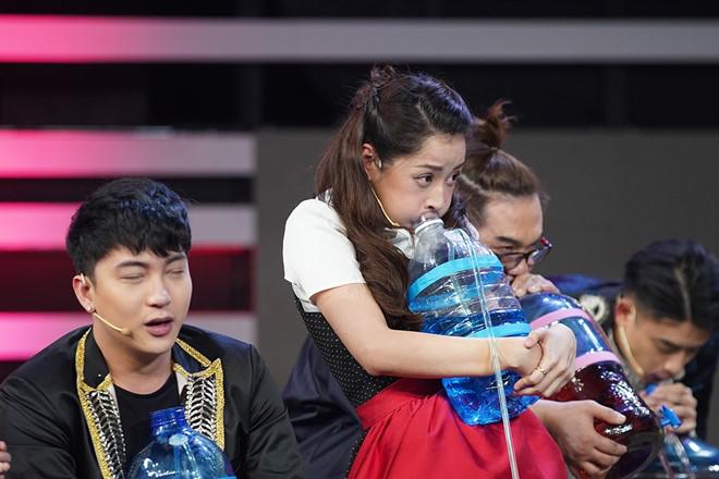 Lộ giọng live amp;#34;thảm họaamp;#34; chưa từng thấy của Hari Won, Chi Pu gây hoảng hồn khán giả - 4