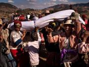 Lifestyle - Kỳ lạ: Vừa bốc mộ lên, người dân thi nhau nhảy múa với xác chết