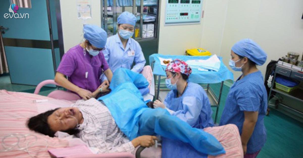 Mẹ cầu xin sinh mổ không được, bé chào đời rồi ra đi mãi khiến gia đình bức xúc