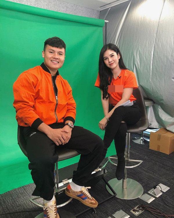 Bị fan amp;#34;tiaamp;#34; đồng hồ 300 triệu, Quang Hải tiết kiệm hơn khi chỉ diện đôi giày...15 triệu này thôi - 4