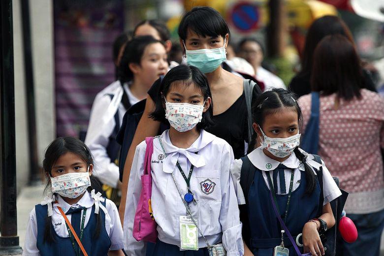 Người dân Thái Lan dùng áo ngực, quần lót làm khẩu trang vì ô nhiễm không khí trầm trọng - 1