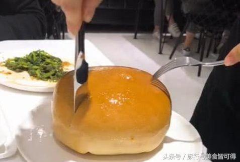 Ổ bánh mì làm từ 20 con cua giá hơn 1 triệu đồng, nhưng cắt ra thực khách amp;#34;chết lặngamp;#34; - 1