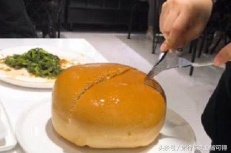 Ổ bánh mì làm từ 20 con cua giá hơn 1 triệu đồng, nhưng cắt ra thực khách amp;#34;chết lặngamp;#34; - 2