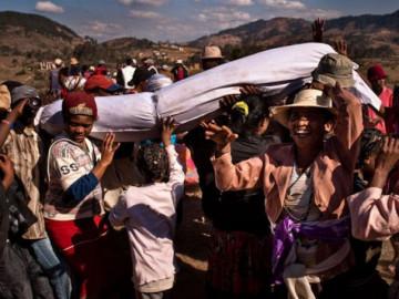 Kỳ lạ: Vừa bốc mộ lên, người dân thi nhau nhảy múa với xác chết