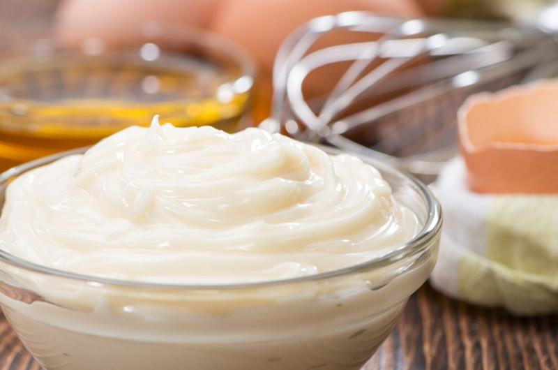 Hiện nay đã xuất hiện một số loại mayonnaise giả được làm từ bột và chất phụ gia, điều này có thể gây hại cho sức khỏe người sử dụng.


