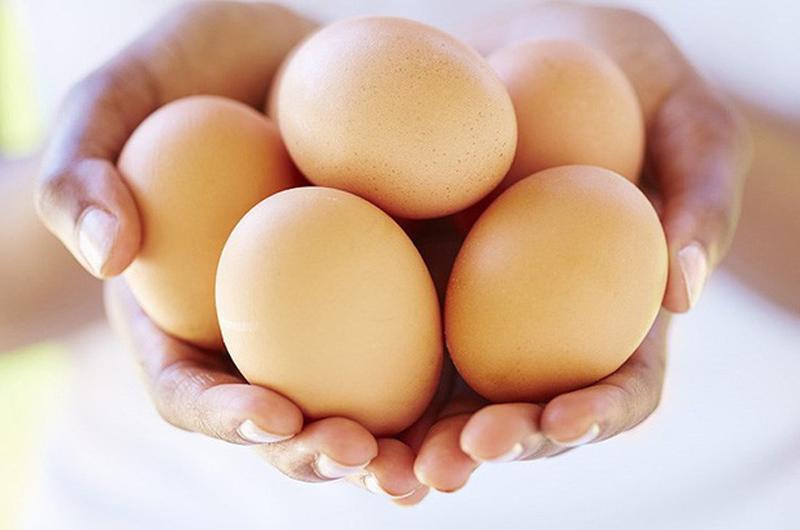 Bạn nên chuẩn bị một bình nước lạnh và thả quả trứng vào đó. Nếu quả trứng bị chìm xuống, hãy mua nó.
