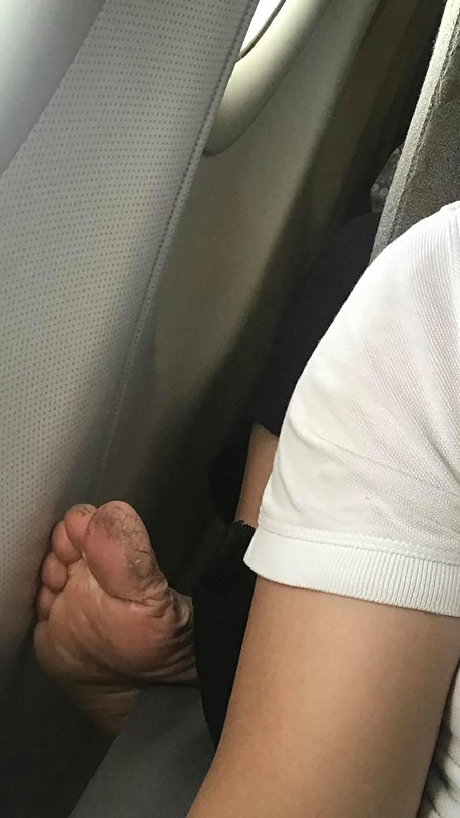 Chê người khác đi máy bay mà tay chân bẩn, Duy Mạnh bị chỉ trích gay gắt - 1