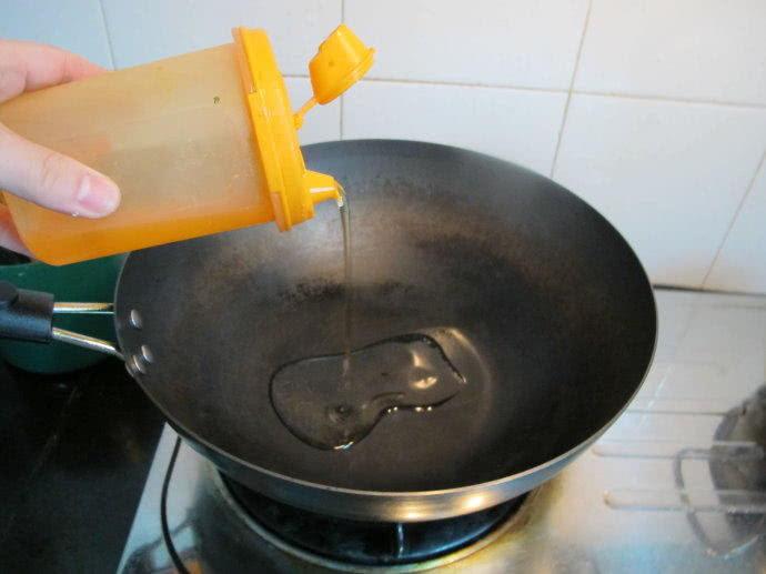 Đầu bếp lâu năm mách chỉ cần làm 4 điều này, dù rán cá gì da cũng không dính chảo - 3