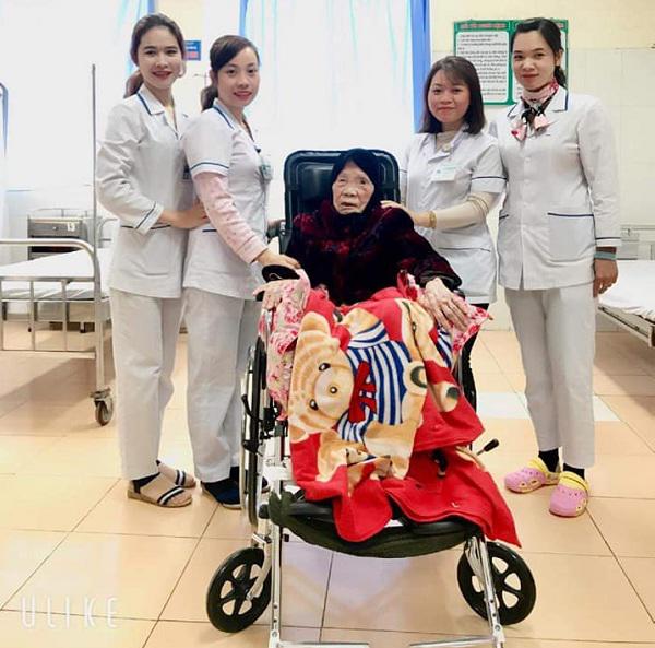 Lần đầu tiên bệnh viện tuyến huyện phẫu thuật, cứu sống bệnh nhân 103 tuổi bị gãy xương đùi - 3