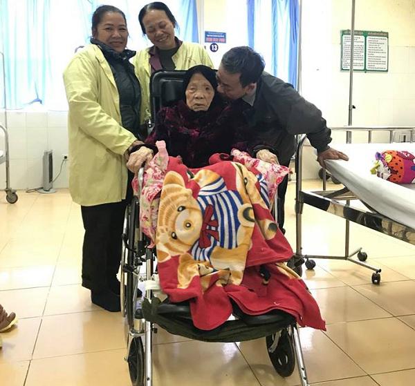 Lần đầu tiên bệnh viện tuyến huyện phẫu thuật, cứu sống bệnh nhân 103 tuổi bị gãy xương đùi - 4