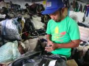 Tin tức - Mua lại bộ quần áo cũ, người đàn ông sững sờ khi tìm thấy thứ bên trong