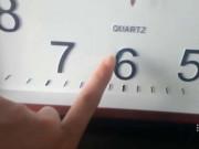 Tin tức - Kiểm tra đồng hồ treo tường, khách thuê giận điên người khi biết điều chủ nhà đã làm