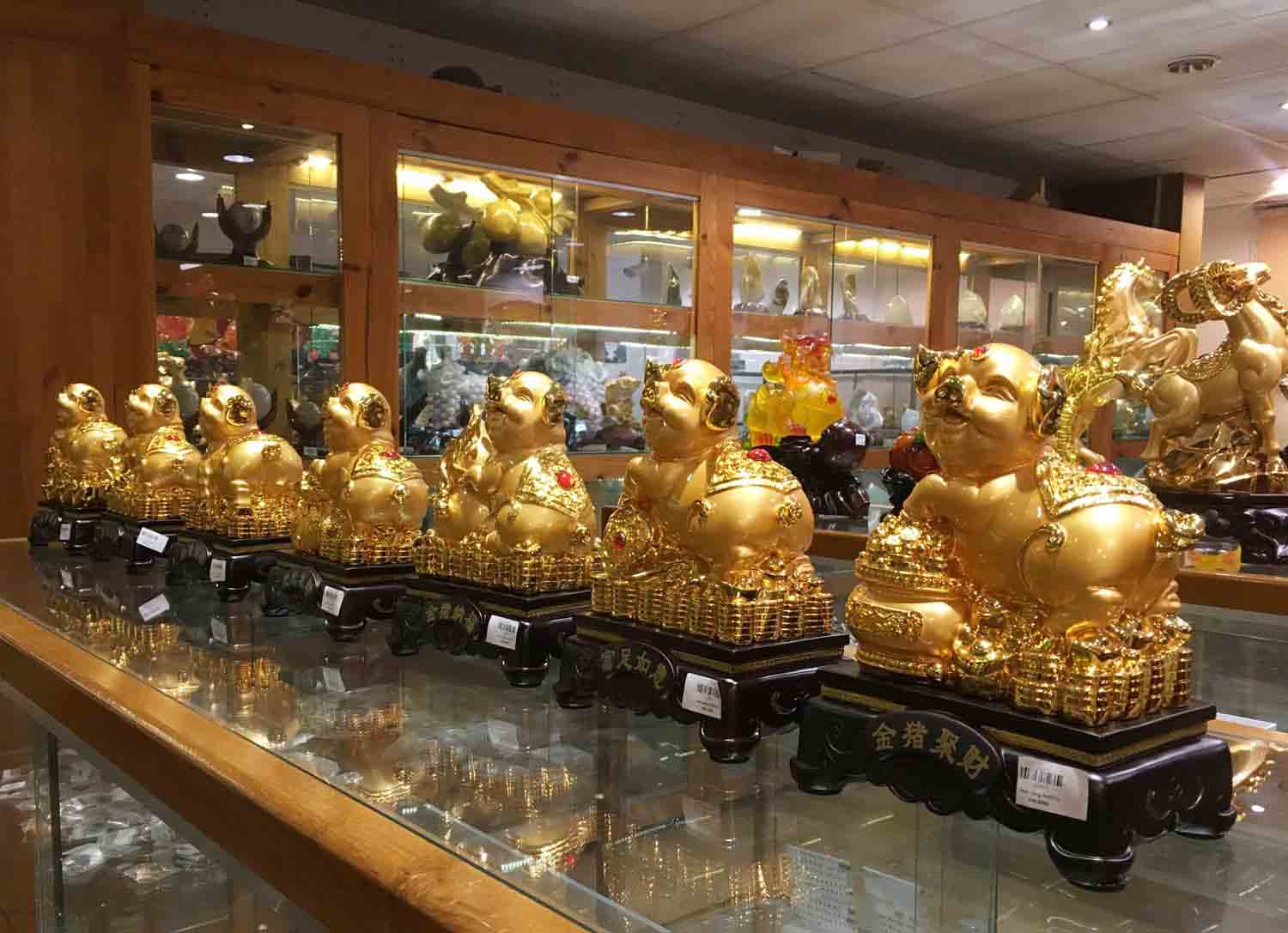 Tết Kỷ Hợi 2019: Tượng heo vàng được nhiều người săn đón - 1
