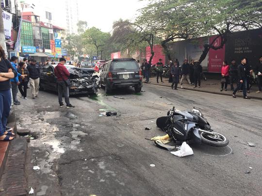 Tin tức 24h: amp;#39;Xe điênamp;#39; gây tai nạn liên hoàn trên phố Ngọc Khánh khiến cụ bà tử vong - 1