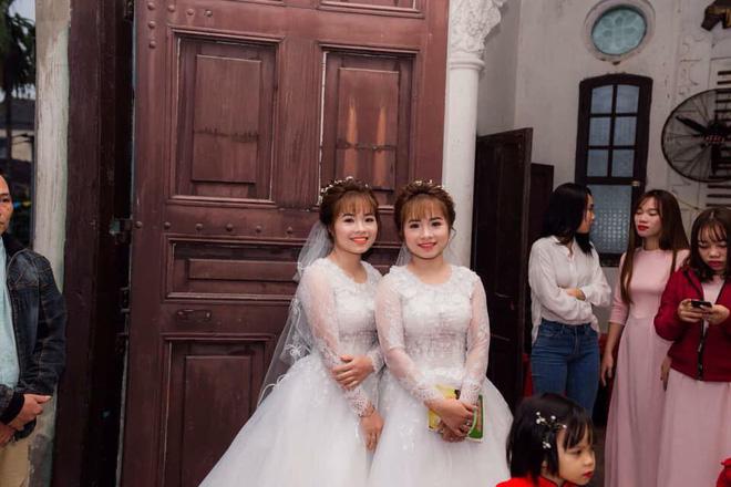 Xôn xao hình ảnh chị em sinh đôi cưới cùng một ngày: amp;#39;Hai chú rể chắc phải đánh dấu’ - 3