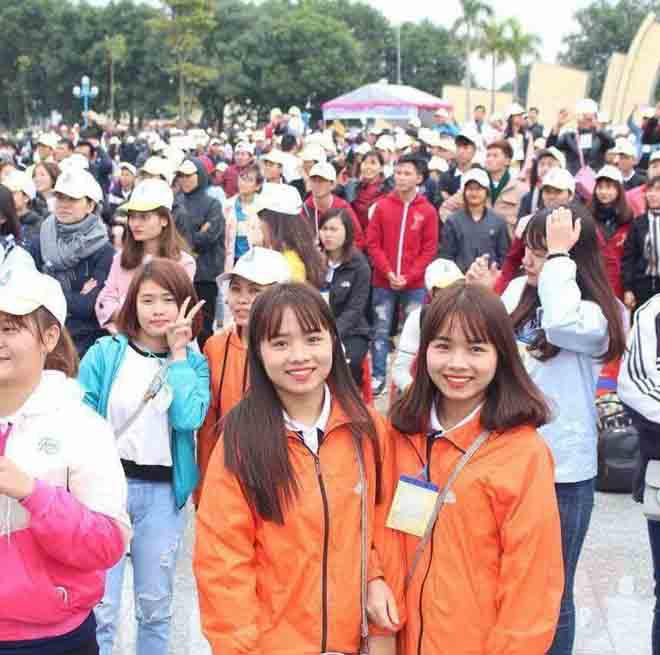 Xôn xao hình ảnh chị em sinh đôi cưới cùng một ngày: amp;#39;Hai chú rể chắc phải đánh dấu’ - 1