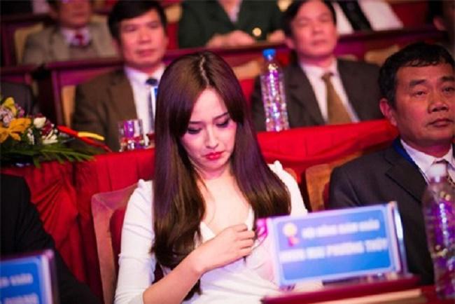 Váy áo rộng cổ, xẻ cao quá đà khiến Chi Pu, Mai Phương Thúy ngượng đỏ mặt - 5