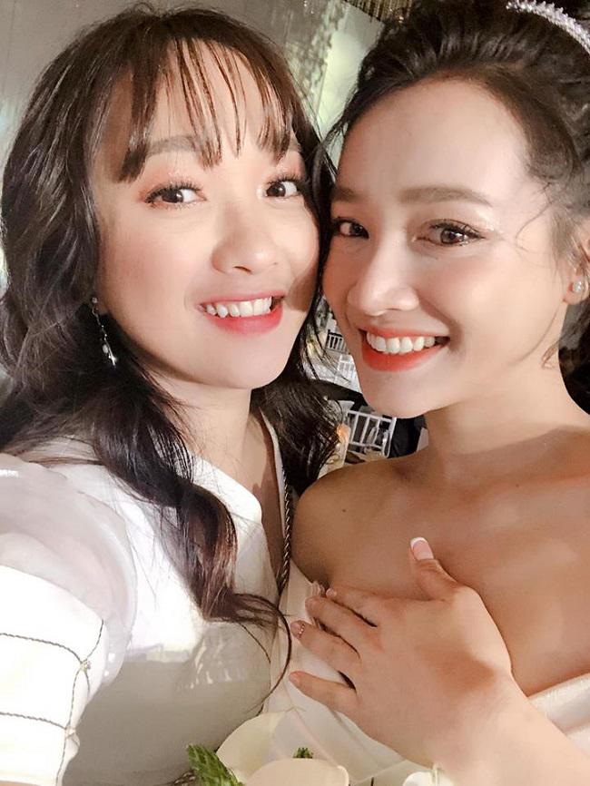 Váy áo rộng cổ, xẻ cao quá đà khiến Chi Pu, Mai Phương Thúy ngượng đỏ mặt - 11