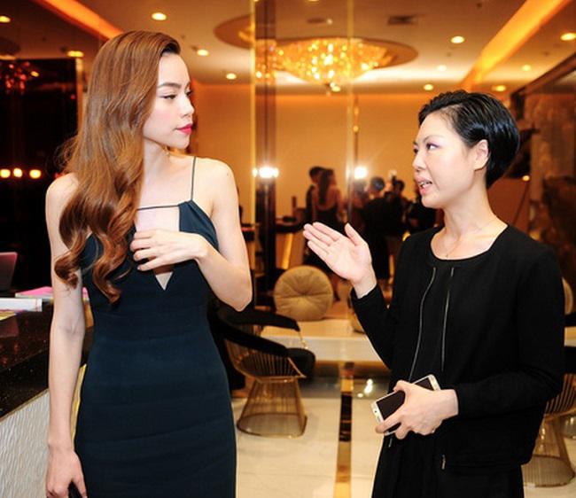 Váy áo rộng cổ, xẻ cao quá đà khiến Chi Pu, Mai Phương Thúy ngượng đỏ mặt - 17