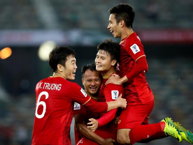 Sau chiến thắng nghẹt thở trên chấm 11 mét, toàn tuyển Việt Nam ăn mừng to