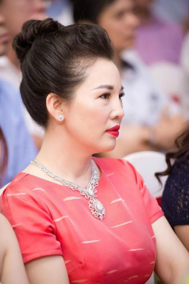 Bất ngờ với dung nhan mẹ ruột của cô dâu Nam Định được bố tặng 200 cây vàng - 2