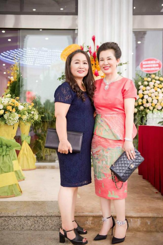 Bất ngờ với dung nhan mẹ ruột của cô dâu Nam Định được bố tặng 200 cây vàng - 4