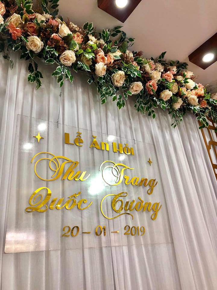 Đàm Thu Trang diện áo dài, khoe chiều cao bên ông xã amp;#34;tí honamp;#34; Cường Đô La trong đám hỏi - 1