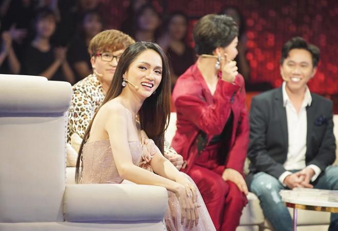 Sao Việt 24h: Chàng trai từng nấu ăn cho Hoa hậu Hương Giang là ai? - 1