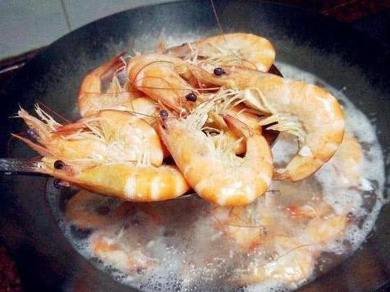 Luộc tôm, chỉ vì quên điều này, tôm bị dai khô không ngon - 2