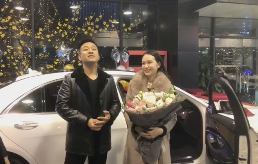 Sau nhiều biến cố trong 2018, Tuấn Hưng mua xe hơi tiền tỷ tặng vợ đầu năm mới - 1