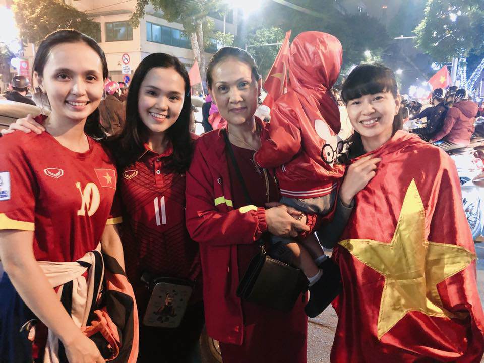 Việt Nam chiến thắng, bạn gái Duy Mạnh ăn mừng sớm bằng cách sắm đồ hiệu không tiếc tay? - 2