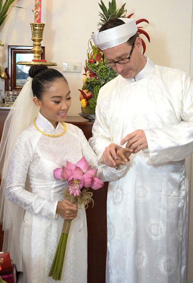 Không phải xanh hay đỏ, trắng mới là gam màu được nhiều mỹ nhân lựa chọn trong ngày cưới - 12