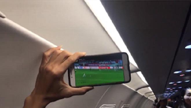 Chuyến bay đặc biệt đúng ngày VN thắng Jordan: Đến giờ, hành khách vẫn ngồi yên không chịu xuống - 1