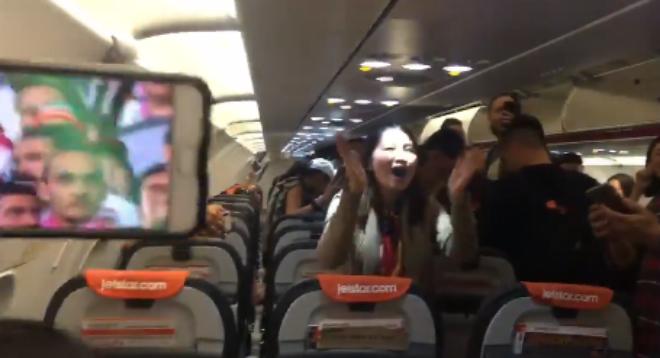 Chuyến bay đặc biệt đúng ngày VN thắng Jordan: Đến giờ, hành khách vẫn ngồi yên không chịu xuống - 3