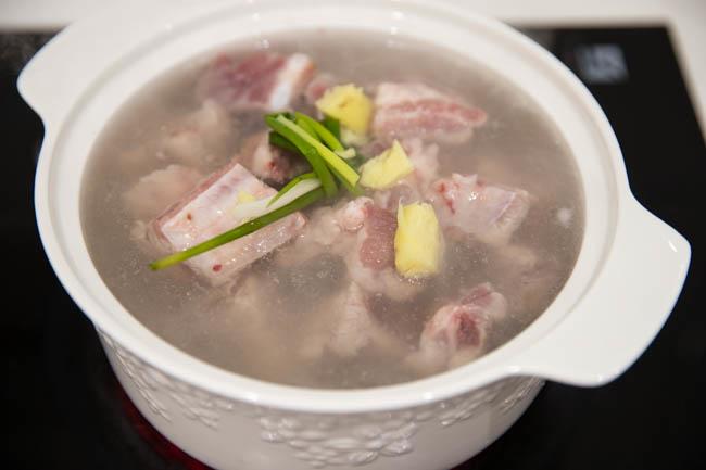 Con dâu nấu sườn rim chua ngọt, mẹ chồng ăn xong chấm điểm 10 - 1