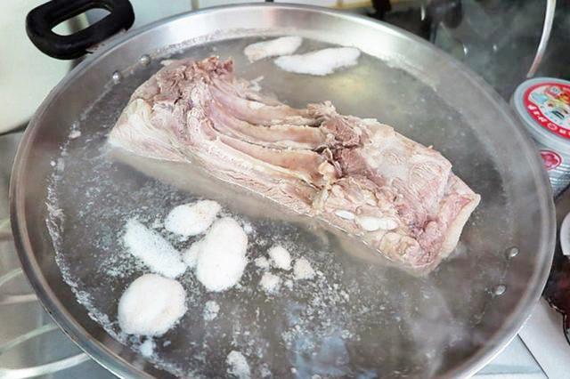 Dù hầm loại thịt nào, chỉ cần thêm bước này, thịt tự động hết mùi hôi, gây, ngon hết nấc - 4