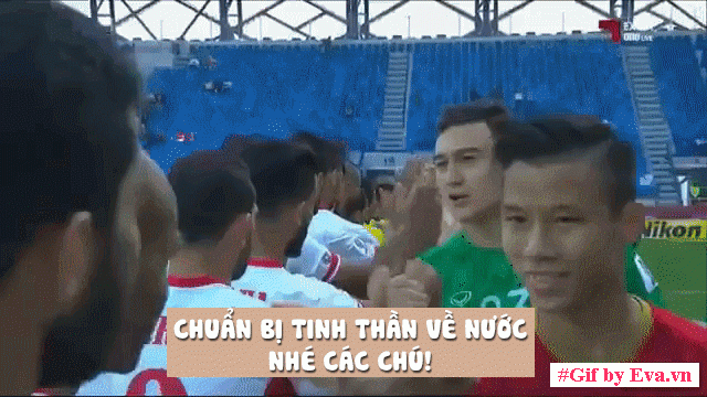 Ảnh động: Vạn người mãi nhớ những khoảnh khắc này của các soái ca sân cỏ tuyển Việt Nam - 1