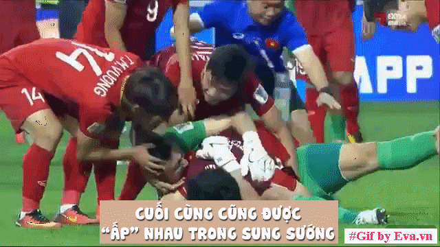 Ảnh động: Vạn người mãi nhớ những khoảnh khắc này của các soái ca sân cỏ tuyển Việt Nam - 29