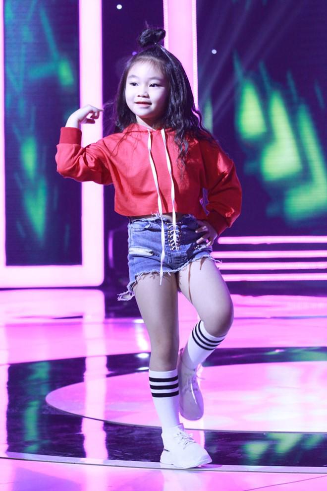 Trấn Thành không tin vào mắt mình trước cô bé mới 6 tuổi có thể huấn luyện diều hâu - 7