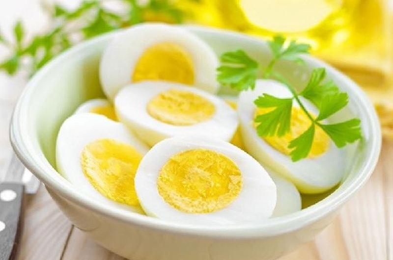 Ngay cả khi trứng đã nấu nhưng nếu không chín kỹ sẽ khó tiêu diệt được hết vi khuẩn. Nếu để trứng ở nhiệt độ phòng trong một khoảng thời gian, những vi khuẩn đó sẽ nhân lên nhiều lần. Và khi bạn ăn phải sẽ dễ bị ngộ độc.
