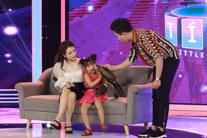 Trấn Thành không tin vào mắt mình trước cô bé mới 6 tuổi có thể huấn luyện diều hâu - 2