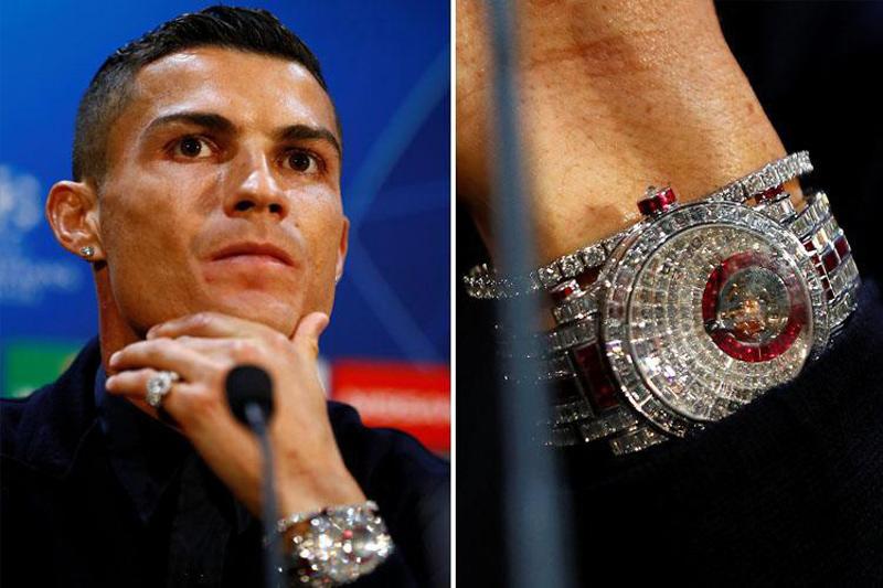 Là một trong những ngôi sao bóng đá hàng đầu thế giới, Ronaldo không ngại chi 1,3 triệu USD (khoảng 30 tỷ đồng) để tậu chiếc đồng hồ Franck Muller Invisible Set Tourbillon đính 474 viên kim cương baguette cùng 91 viên ruby. 
