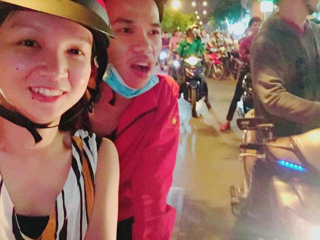 Bắt xe ôm lúc Việt Nam đá luân lưu, cô gái bỏ về quê, rủ luôn tài xế đi amp;#34;bãoamp;#34; - 1