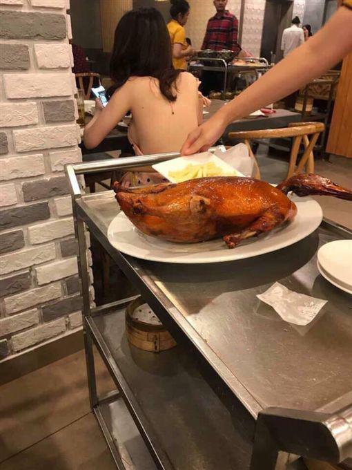 Chàng trai khoe món vịt quay ngon chảy nước miếng, dân tình lại “dán mắt” vào cô gái phía sau - 1