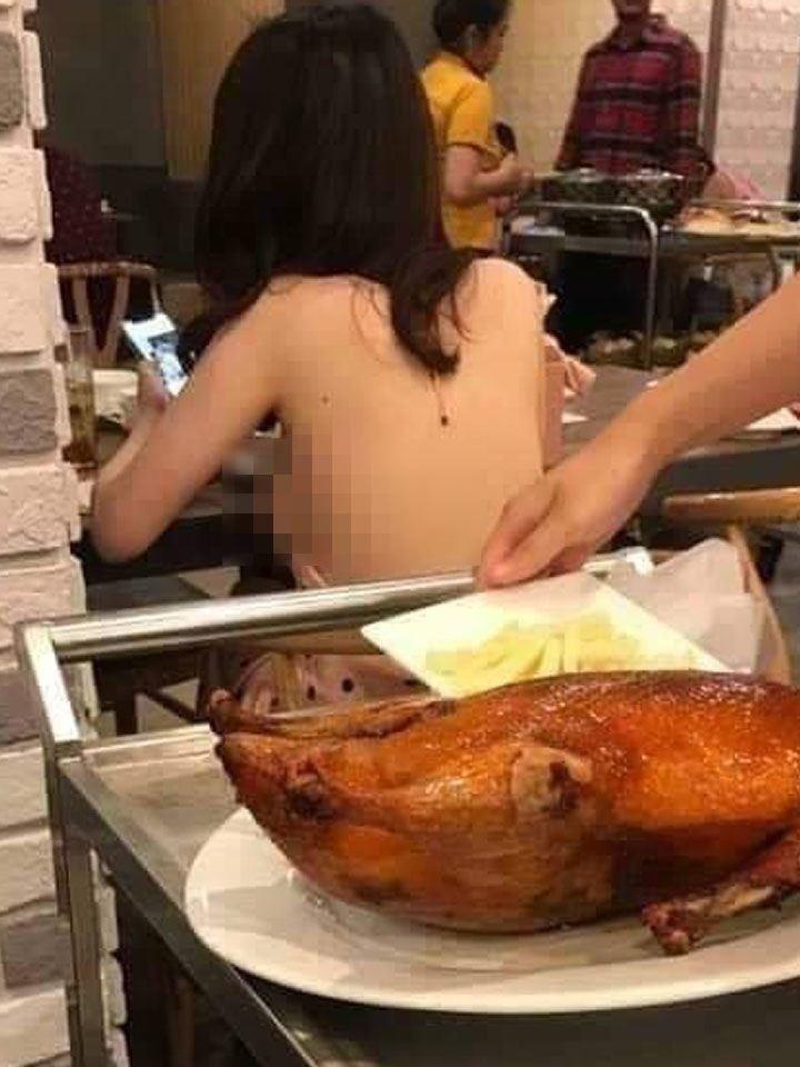 Chàng trai khoe món vịt quay ngon chảy nước miếng, dân tình lại “dán mắt” vào cô gái phía sau - 2
