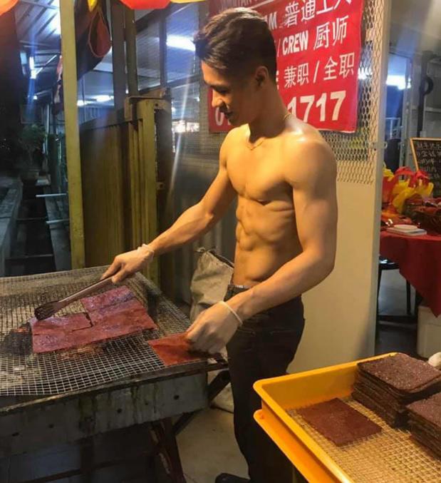 Cởi trần, khoe body 6 múi căng đét, anh chàng bán thịt khô bỗng amp;#34;nổi như cồnamp;#34; - 3